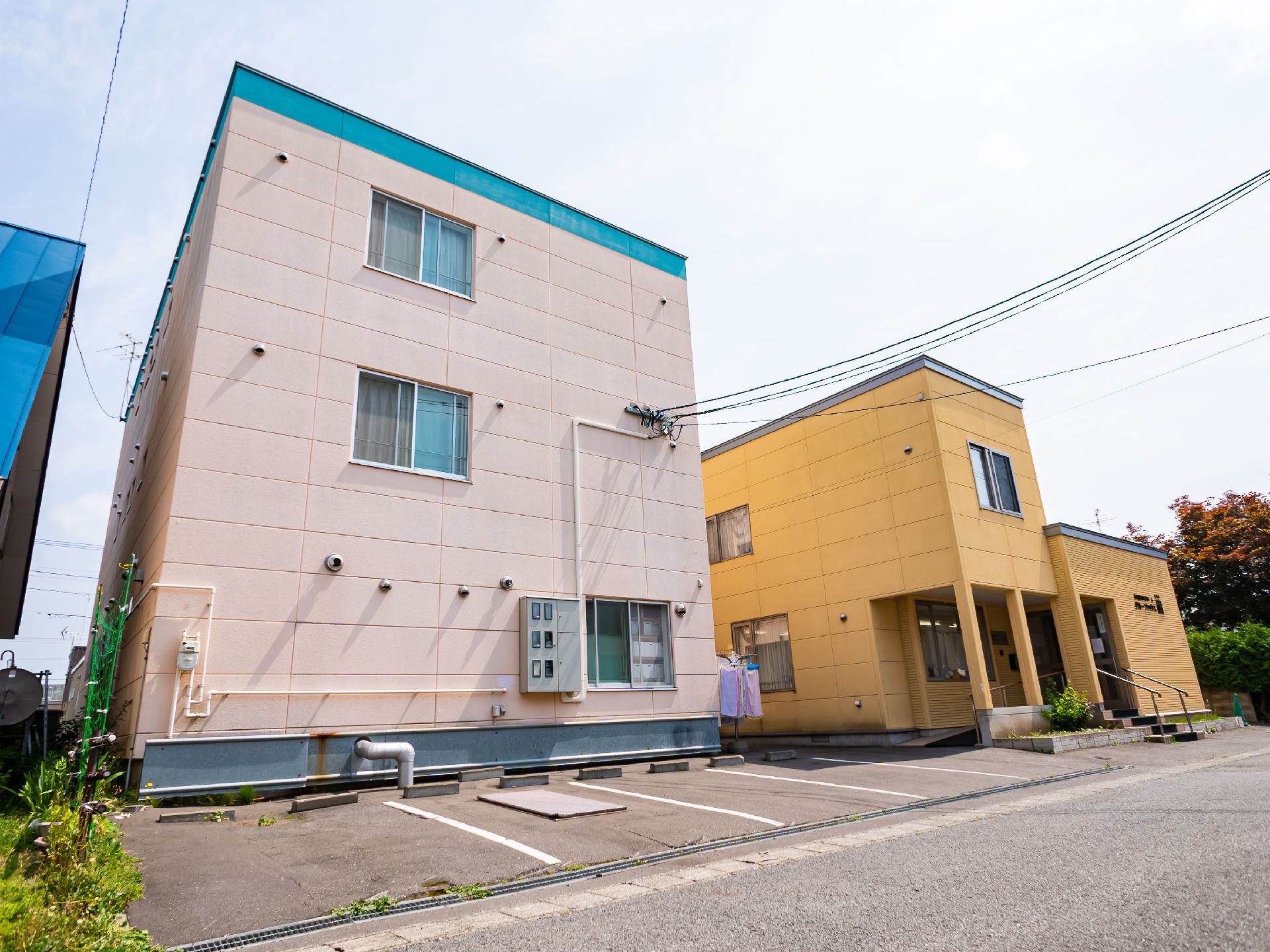 広い駐車場が隣接している茶色い屋根の介護施設