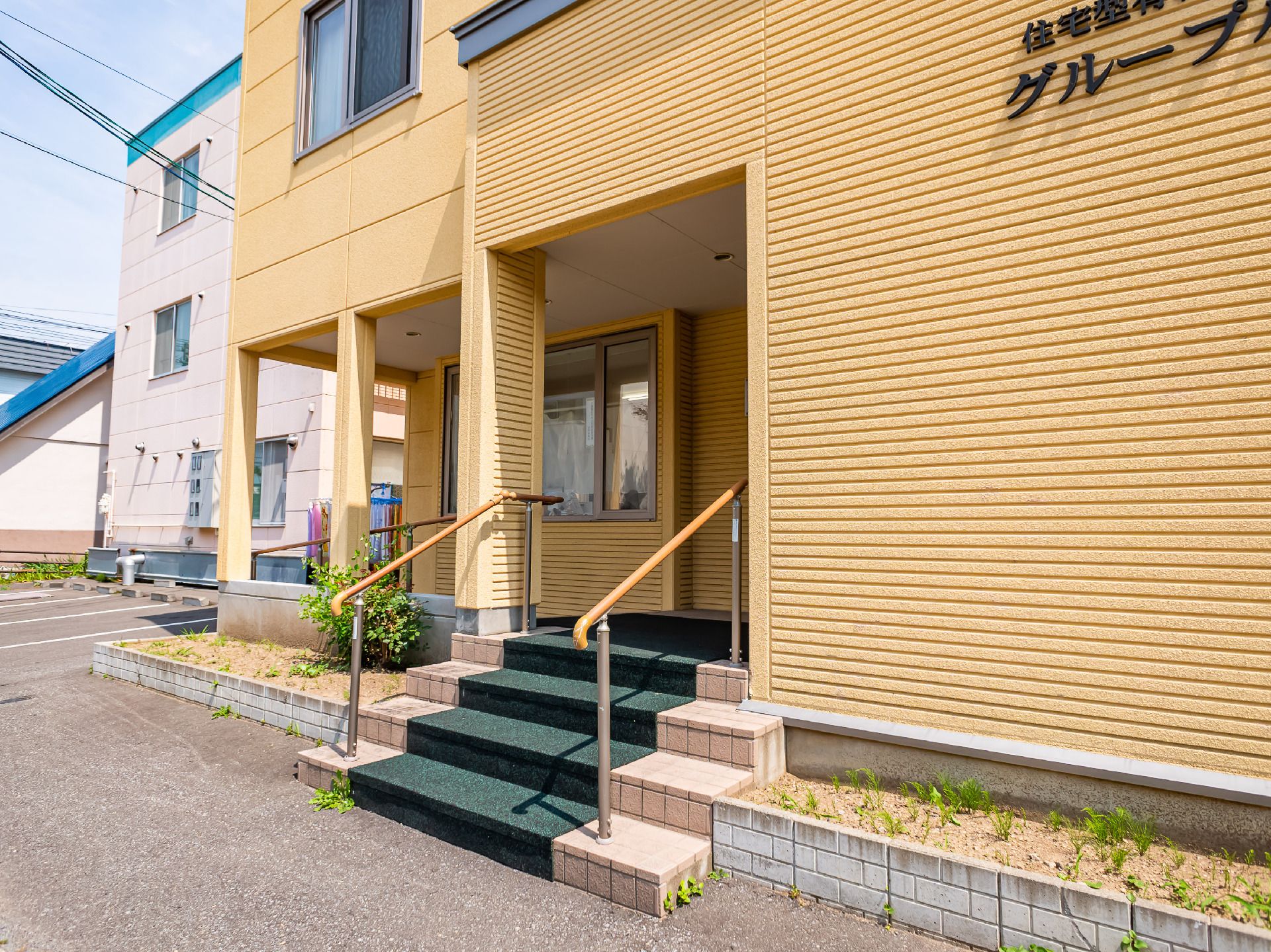 マンションのような外見をしている介護施設の外観
