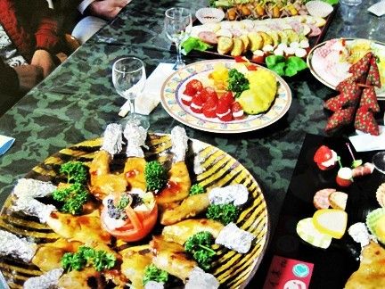 パーティ用に用意されている施設の行事食。鳥の照り焼きなどが乗っている写真