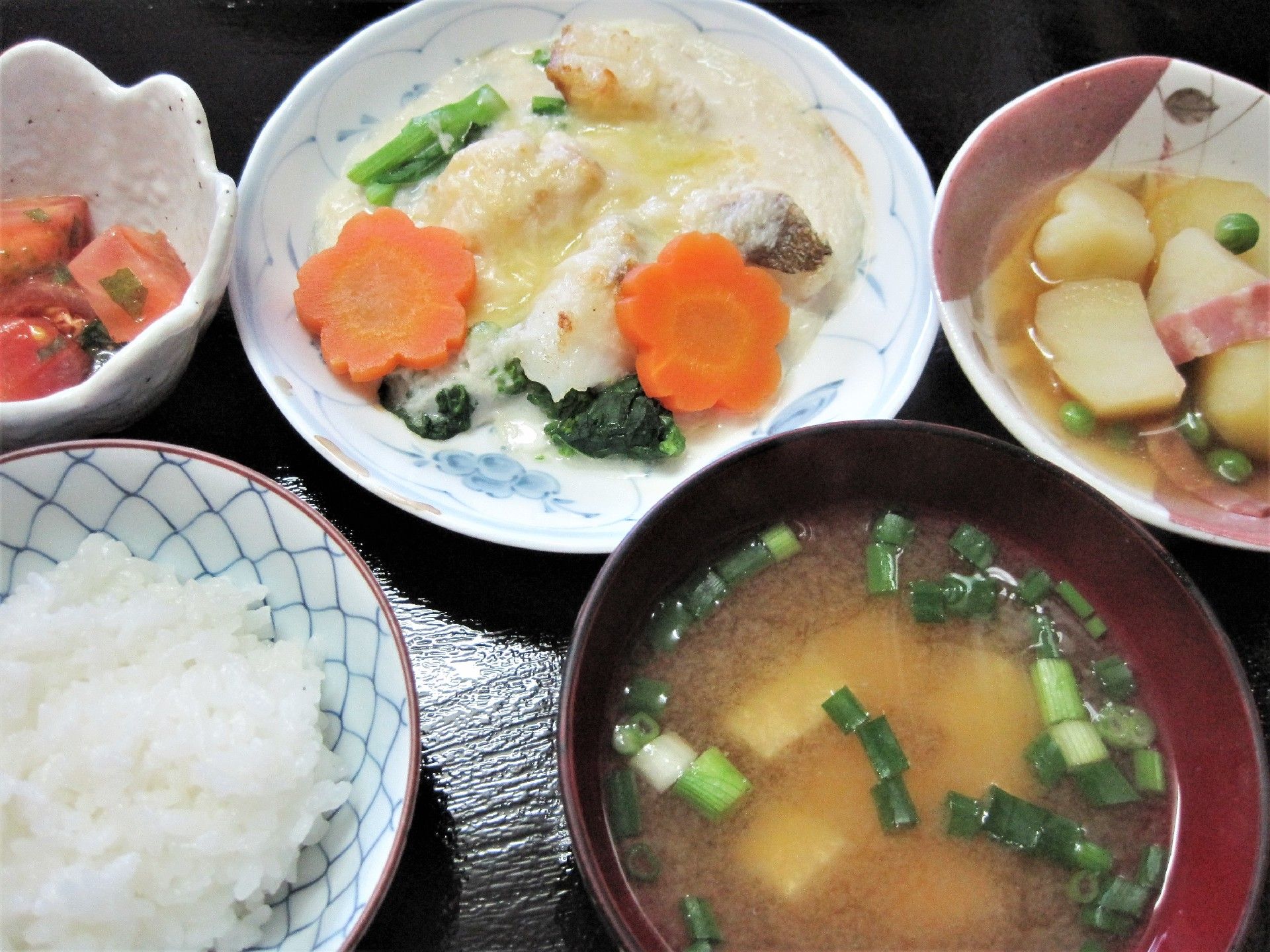 みそ汁と野菜のおかず、ごはんなどが整ったメニューの写真