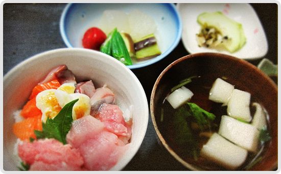 海鮮丼と吸い物と浅漬けのセット