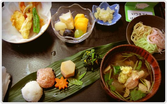 天ぷらの盛り合わせと手まり寿司と、そうめんと味噌汁とフルーツのデザートのセット