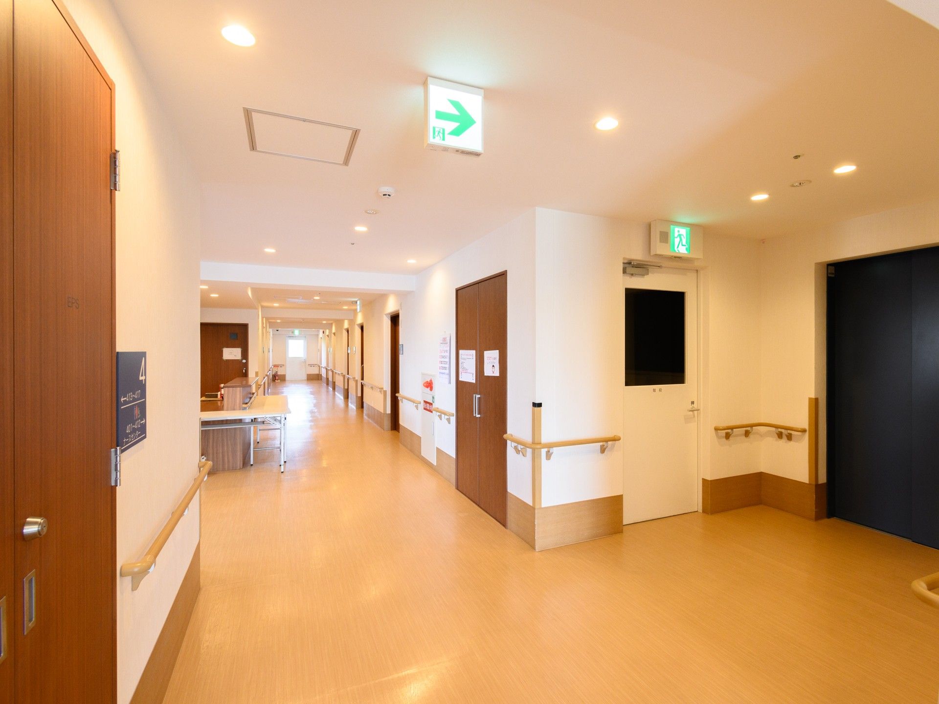 明るく広々とした廊下