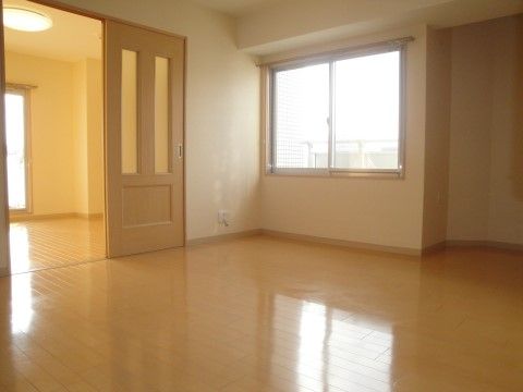 エクセレント迎賓館の居室。日々の生活を不自由なくおこなっていただける広いお部屋となっております。