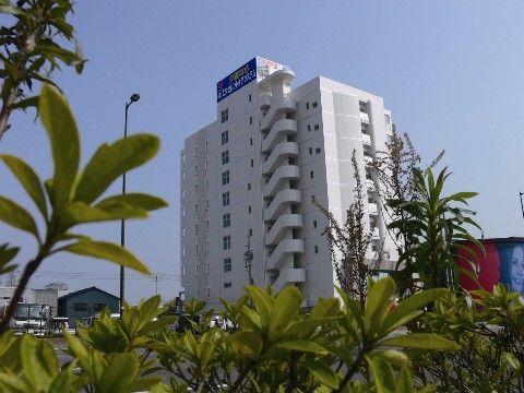 エクセレント迎賓館の外観。大きな駐車場を完備しておりますので、ご来訪の際はお車でのアクセスが出来ます。
