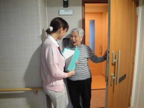 エクセレント迎賓館の介護。一人ひとりに合わせた介護メニューを作成しておりますので、毎日を快適にお過ごしいただけます。