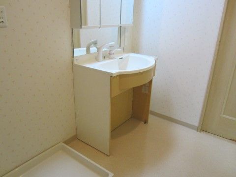 エクセレント迎賓館の洗面台。車いすのままお使いいただけるバリアフリー設計の洗面台です。