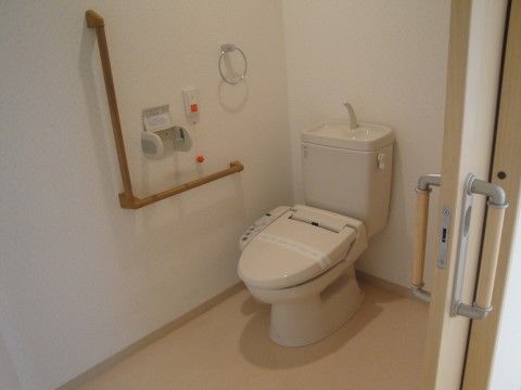 エクセレント迎賓館のトイレ。居室内に設けられた個人戦j尿のトイレとなっております。ナースコールがございます。