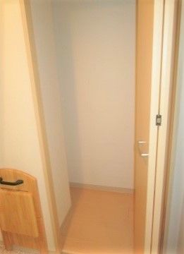エクセレント迎賓館の玄関。車いすのまま居室へ入室いただける段差のないバリアフリー設計です。