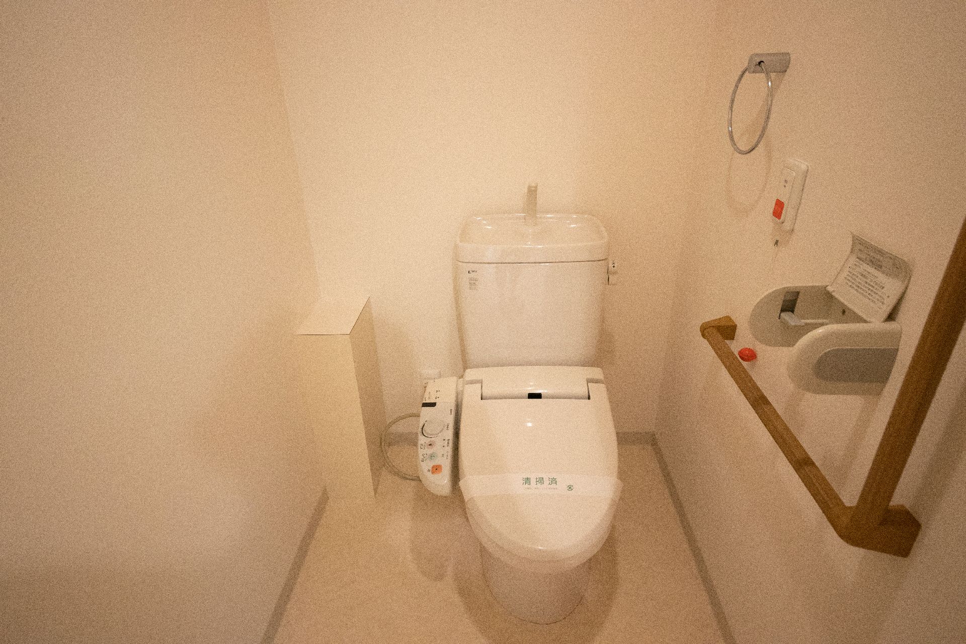 バリアフリー完備でL型手すりが設置されているトイレ