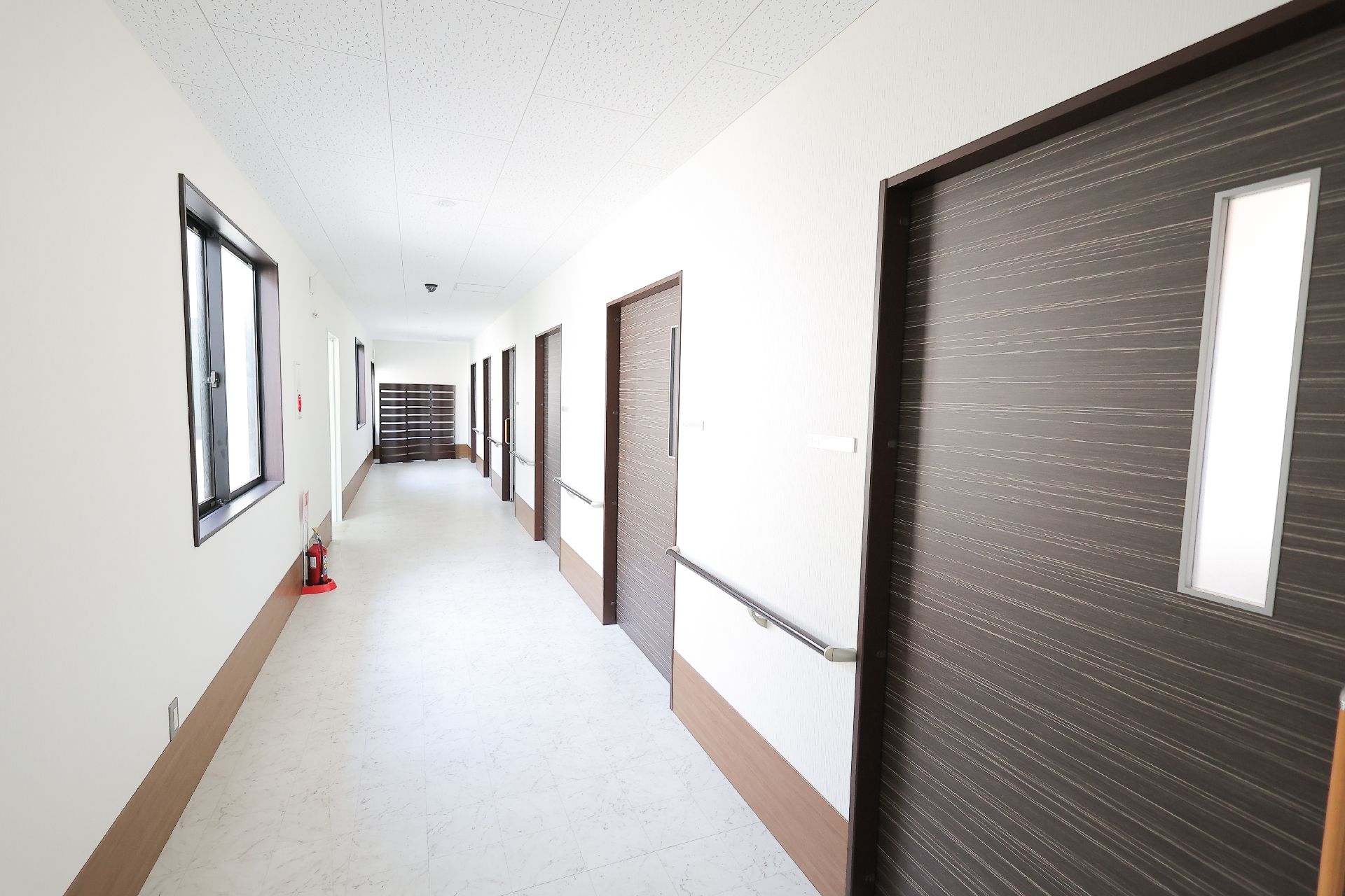 手すりが設置された廊下