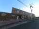 静かな住宅街の建物外観