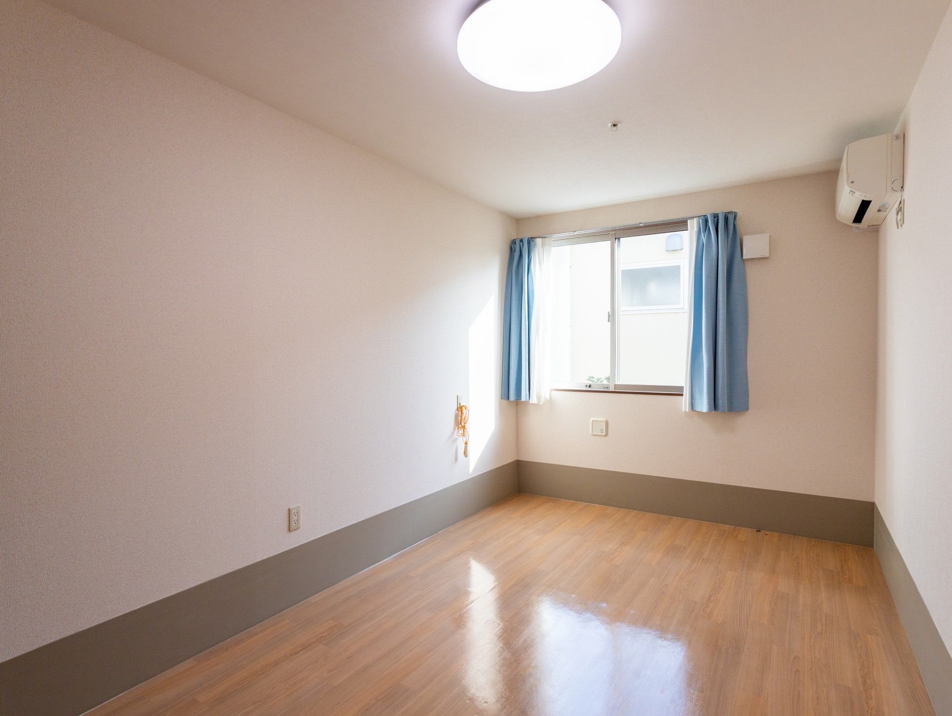日差しが差し込む部屋