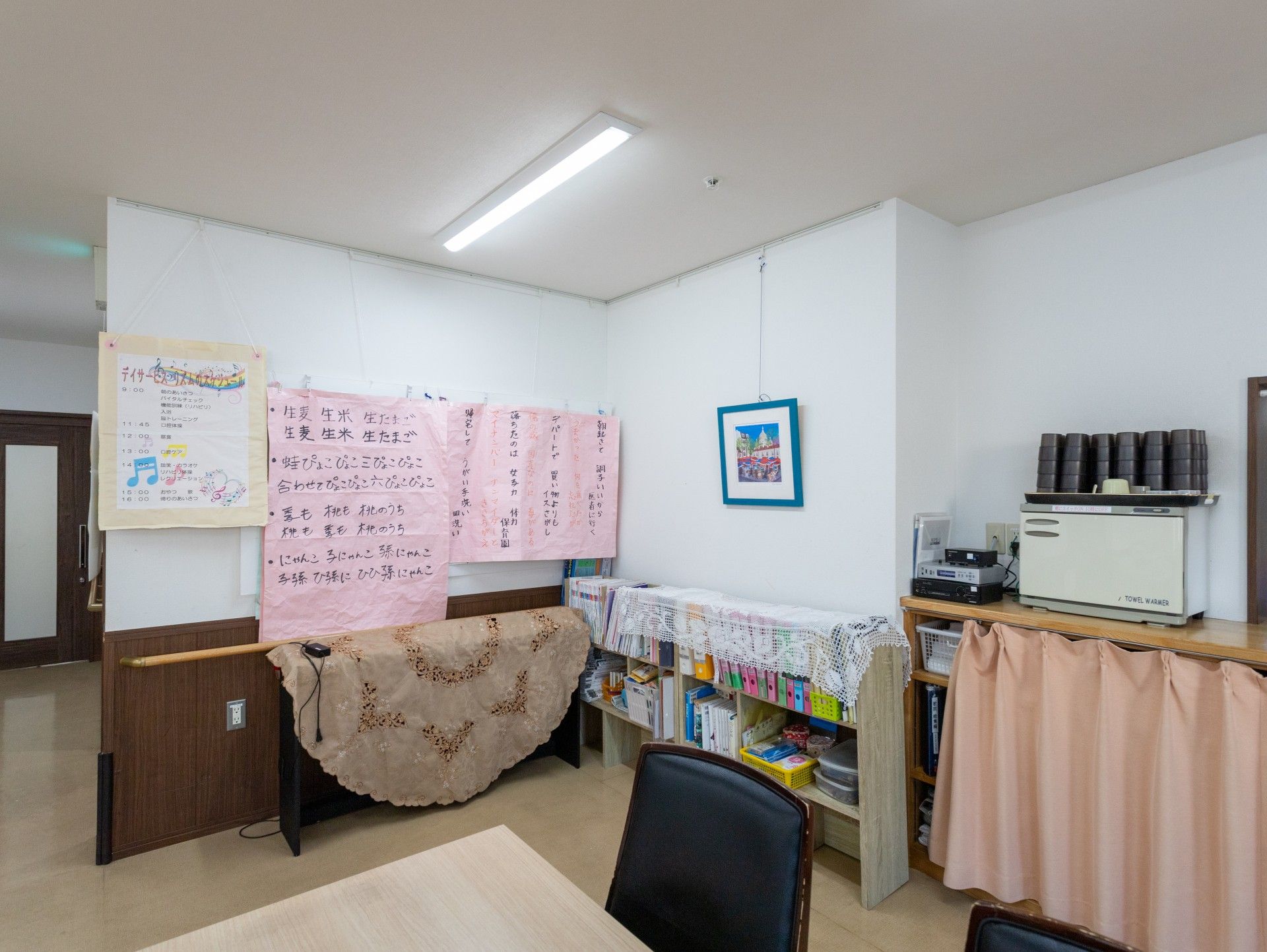 掲示物が並ぶ壁面