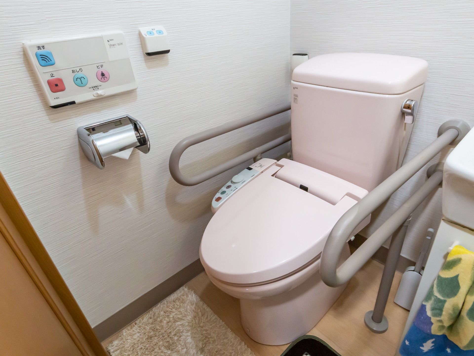 手すり付きの清潔なトイレ