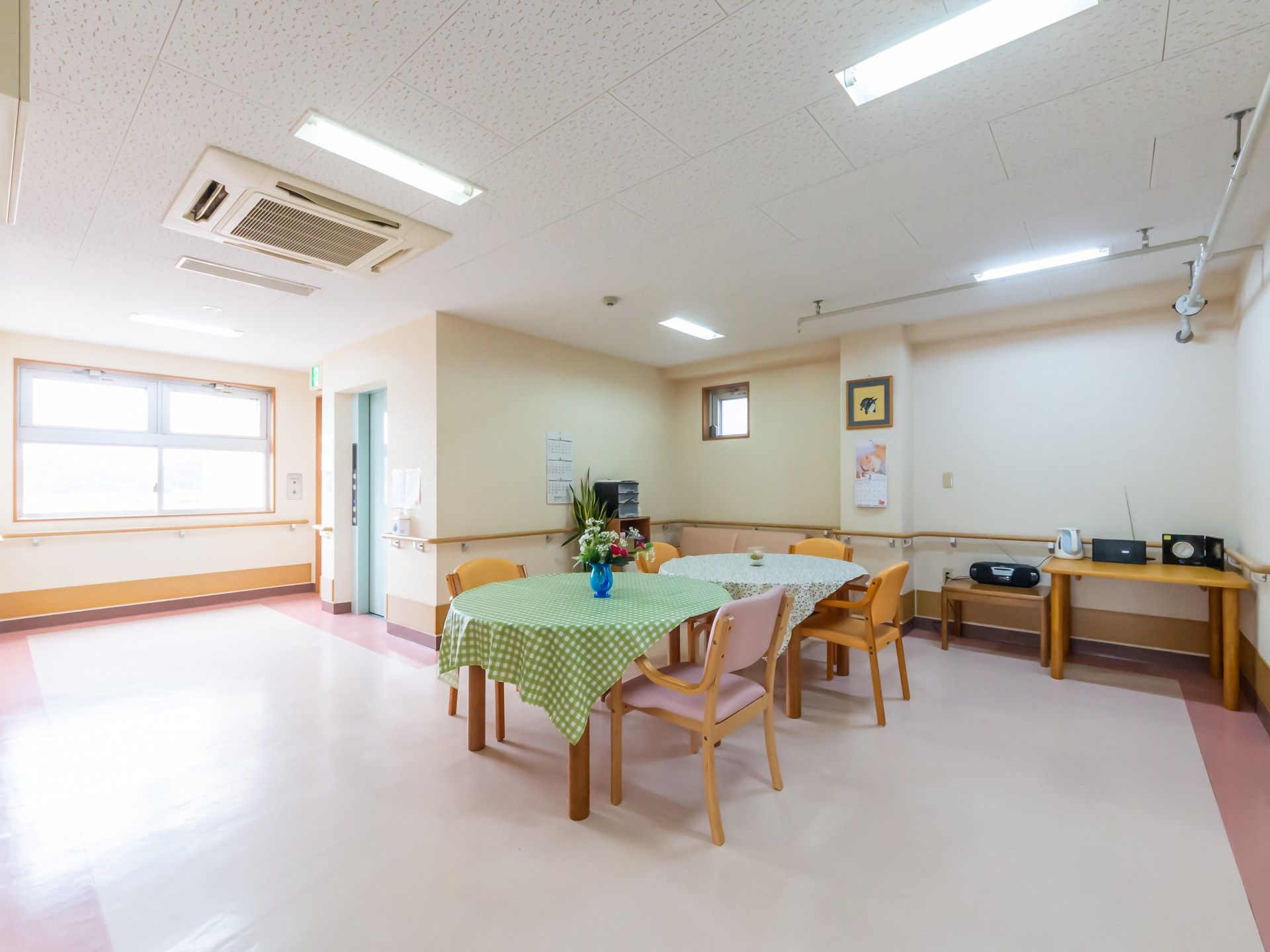 広々とした明るい食堂