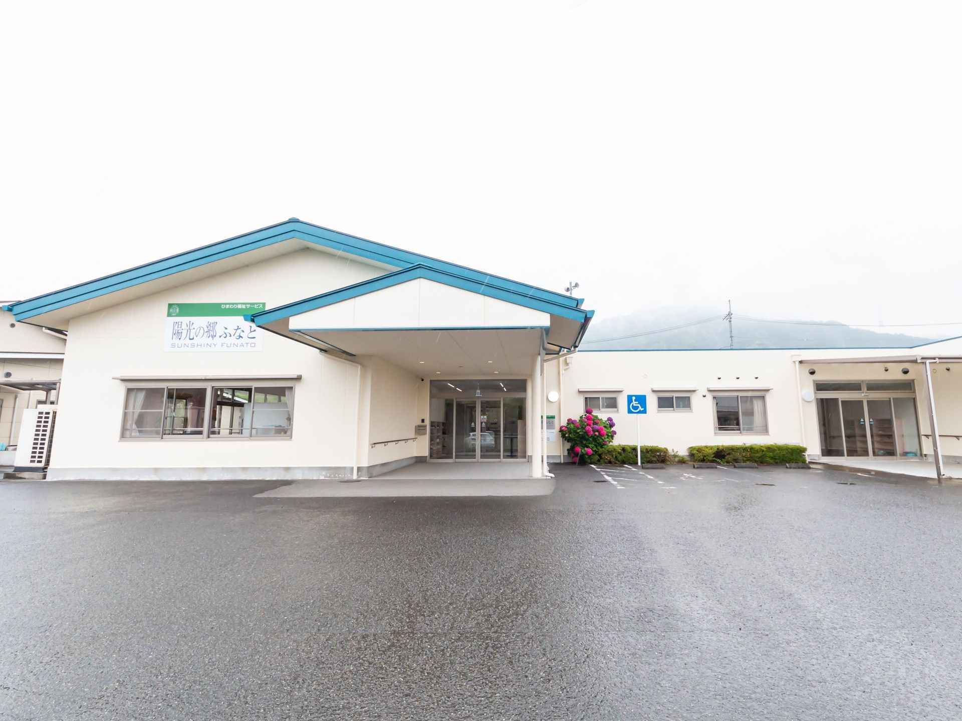 広い駐車場のある建物