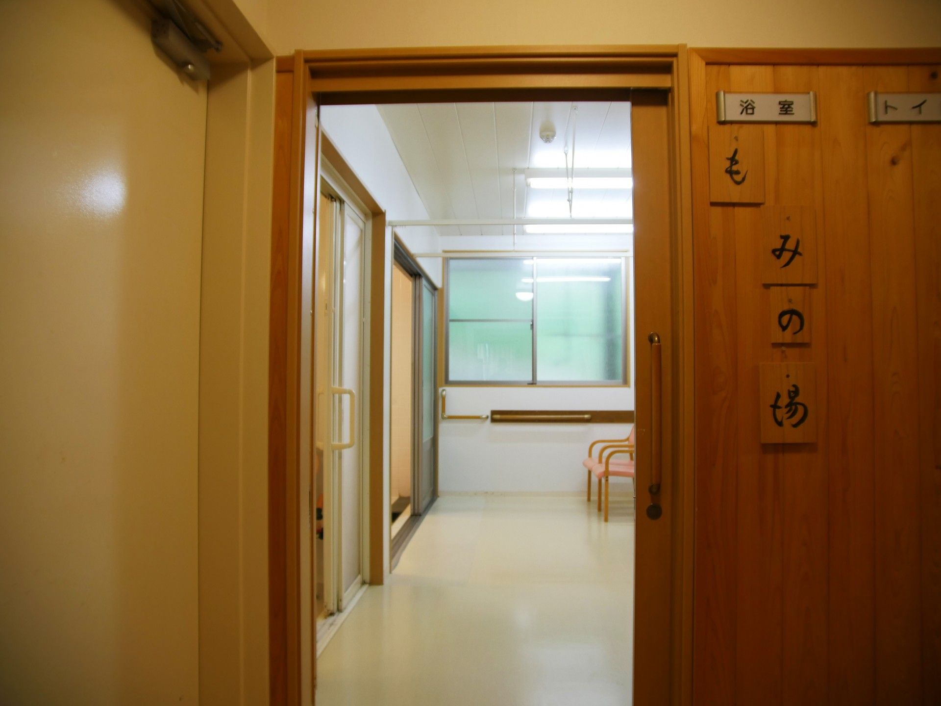 明るい廊下と部屋の入口