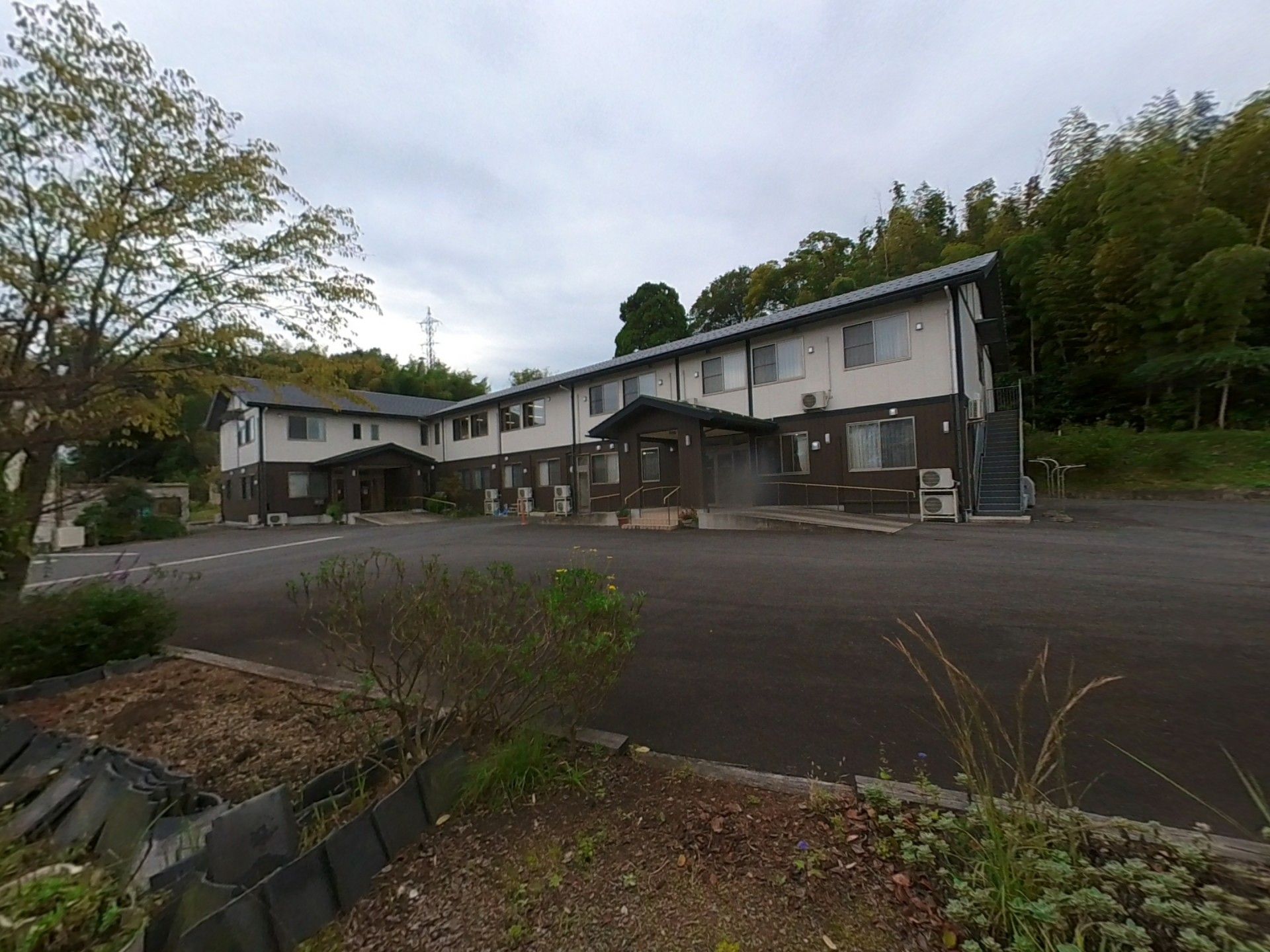 緑豊かな施設外観