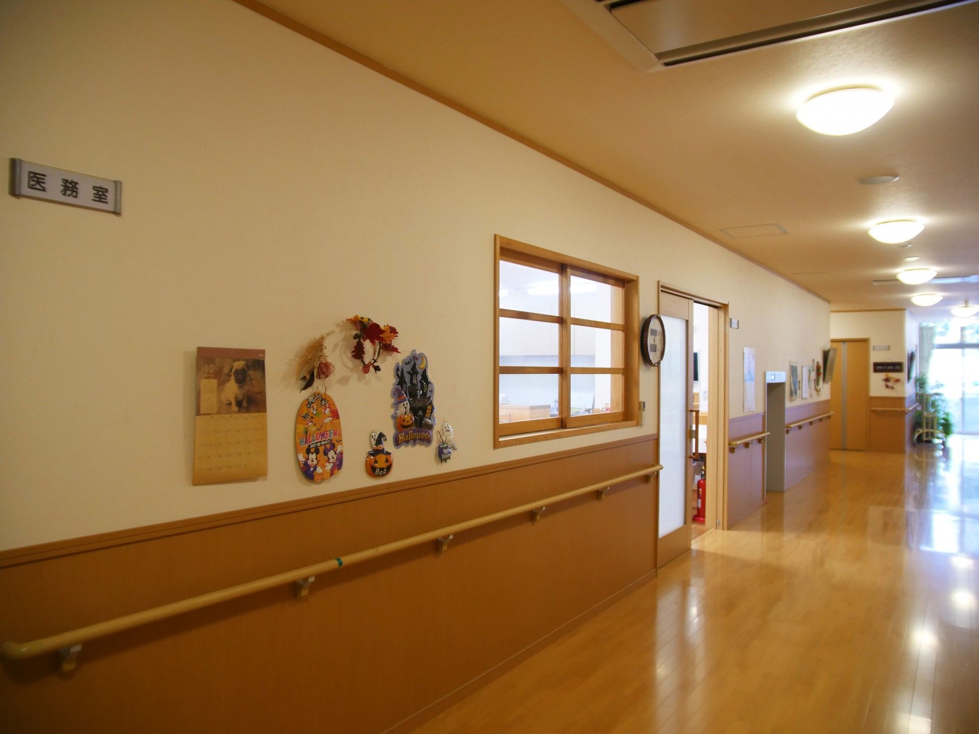 明るい廊下の風景