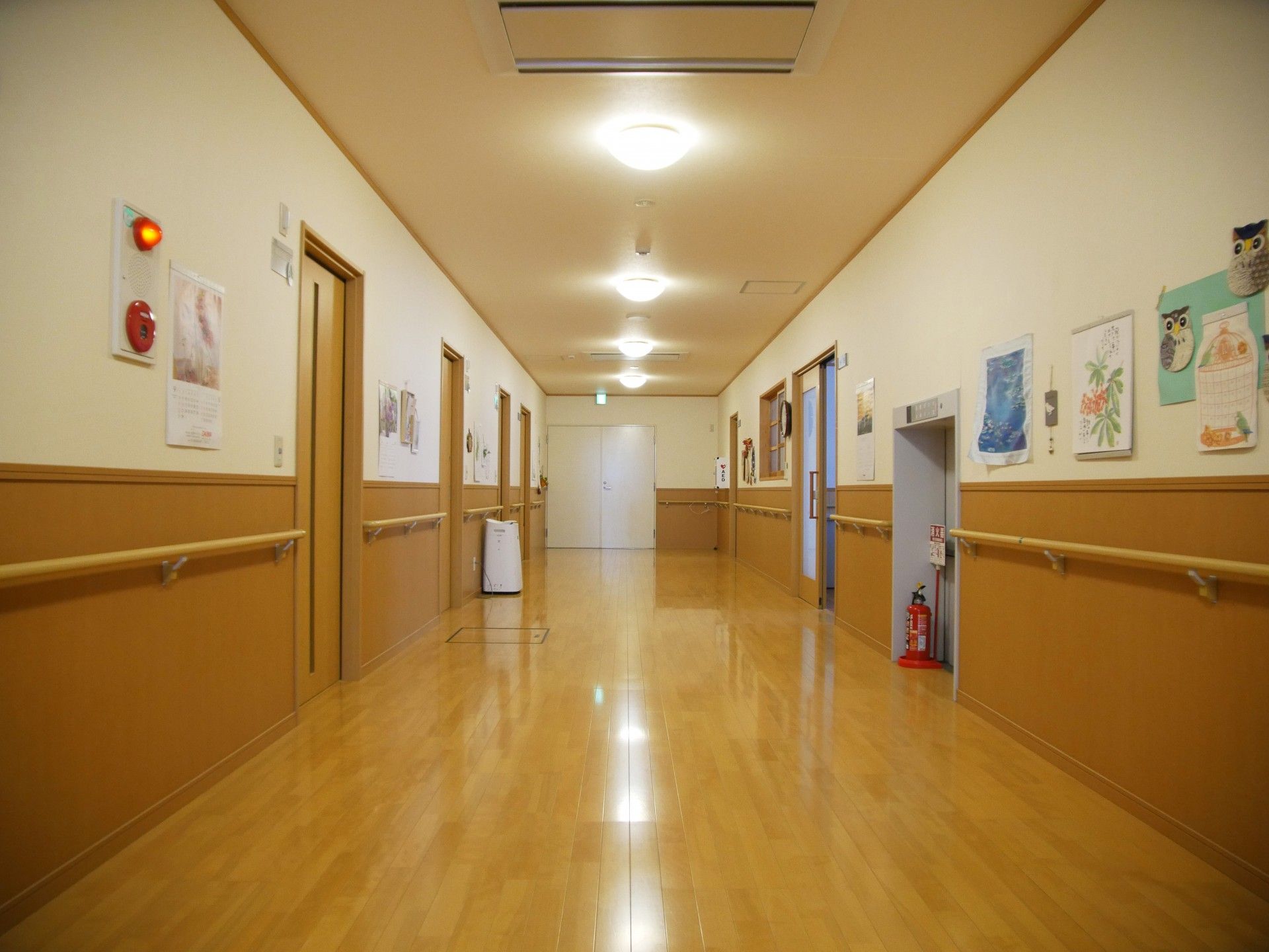廊下の明るい施設風景