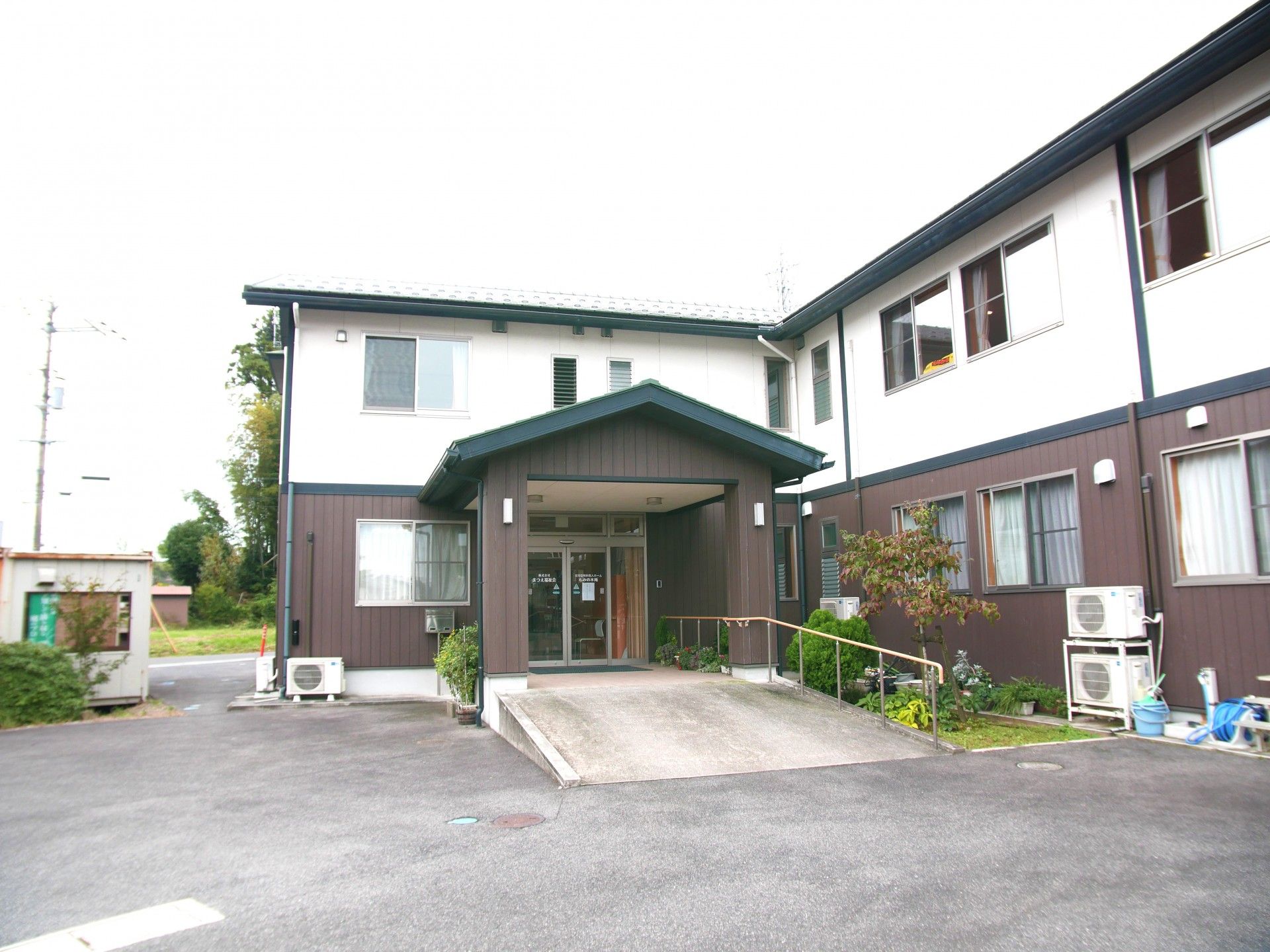 ゆったりとした入口の建物