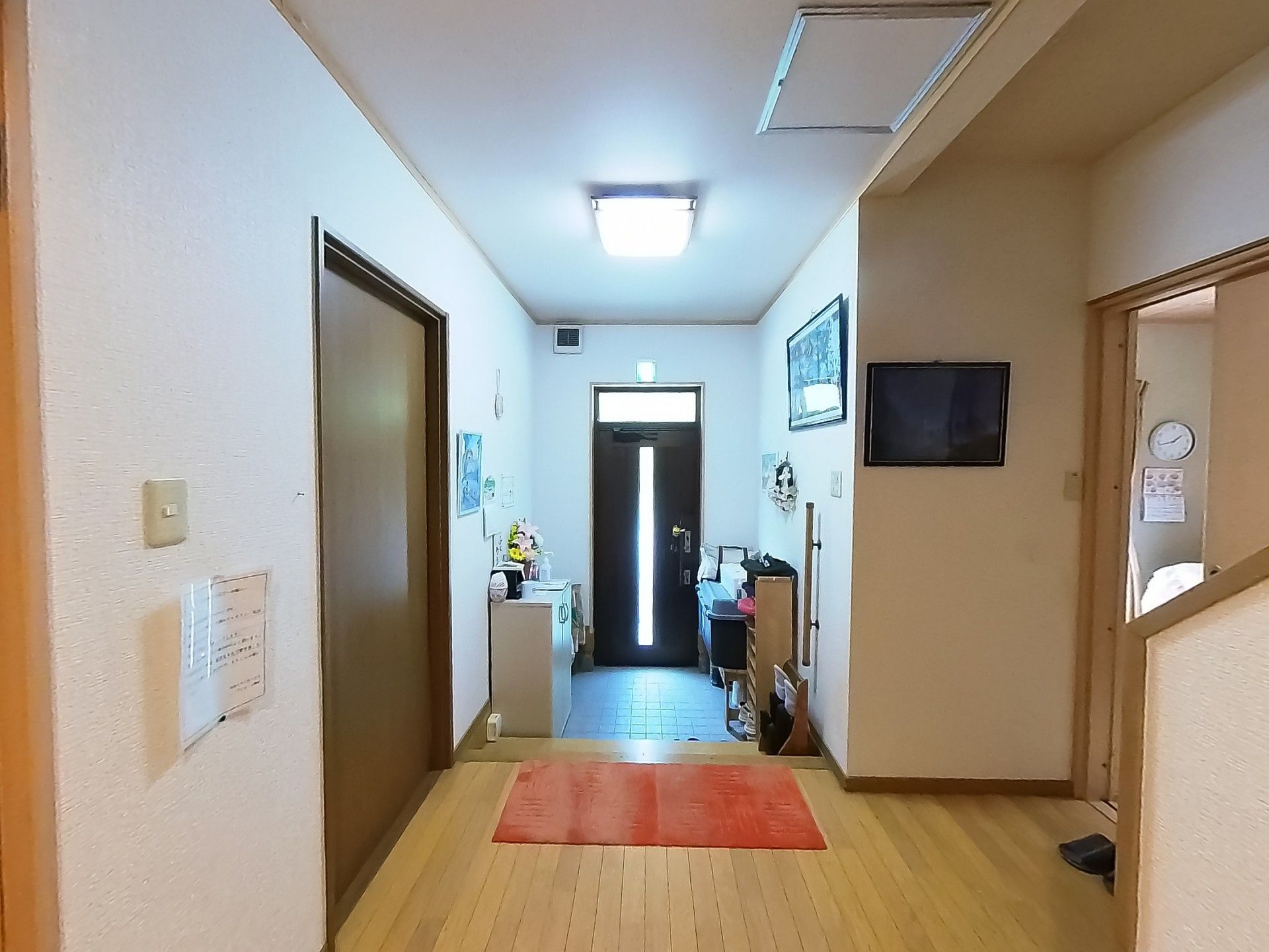 明るい廊下と玄関