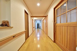 安らぎの木目調廊下