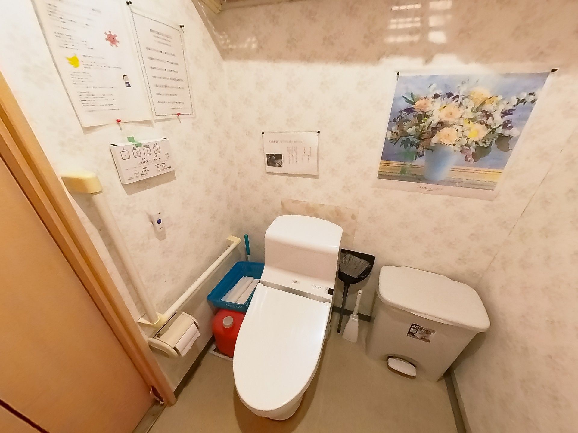 手すり付きのトイレ