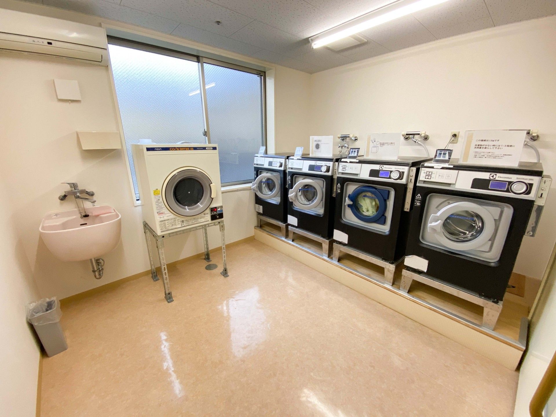 洗濯機が複数設置されたランドリー
