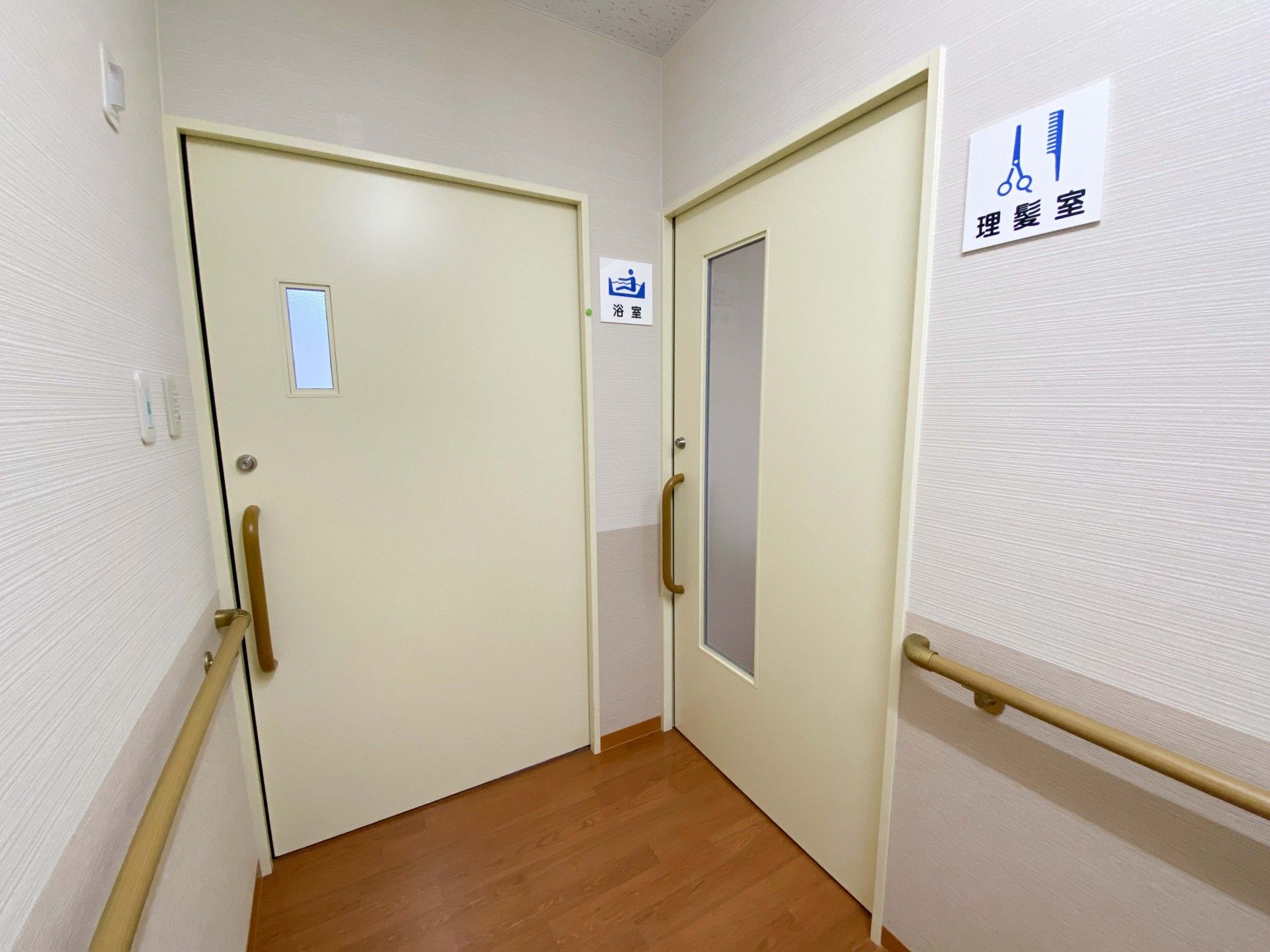 浴室や理髪室前の廊下