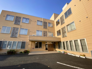 3階建てのサービス付き高齢者向け住宅の外観