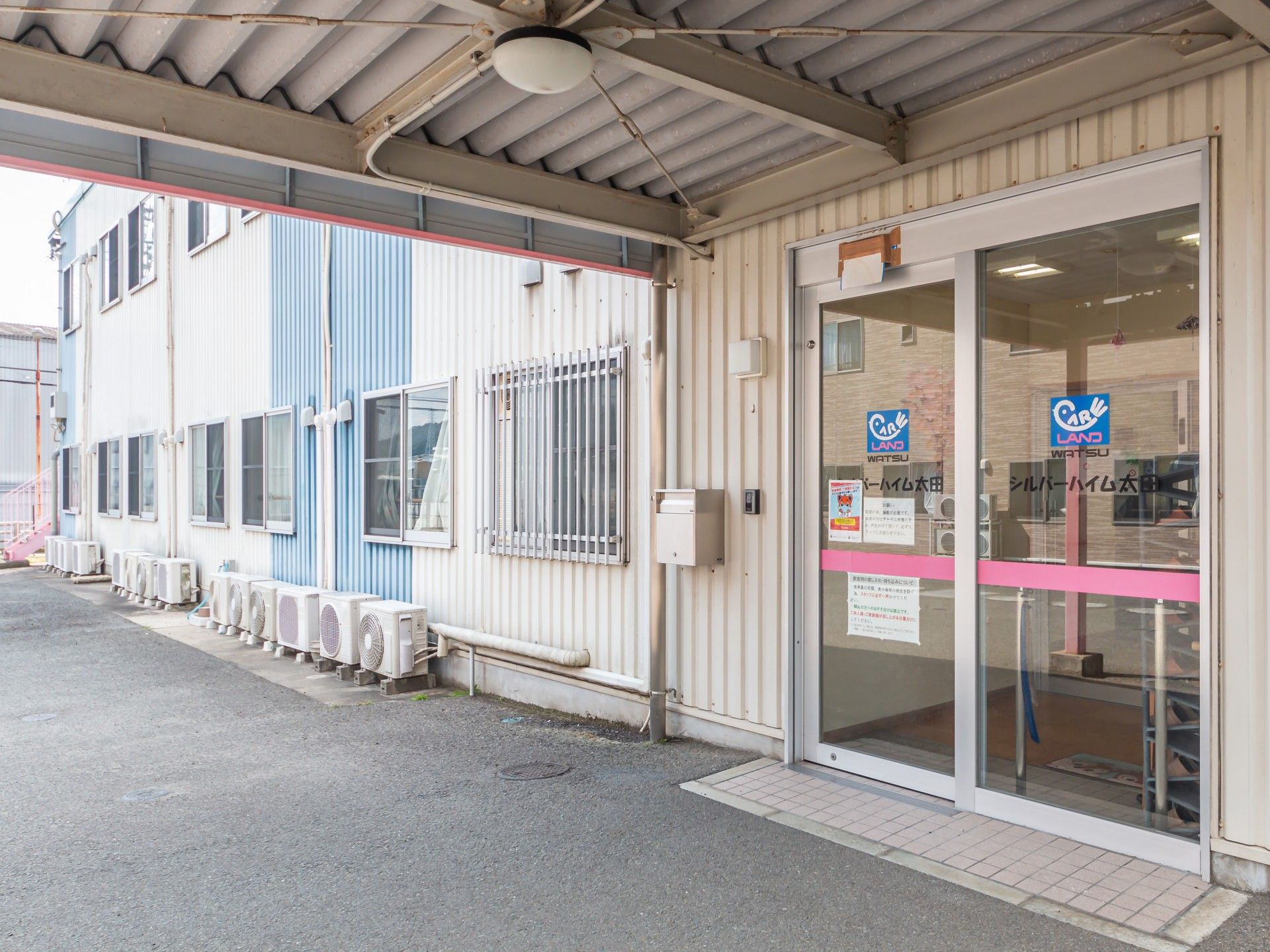 入口のある建物正面