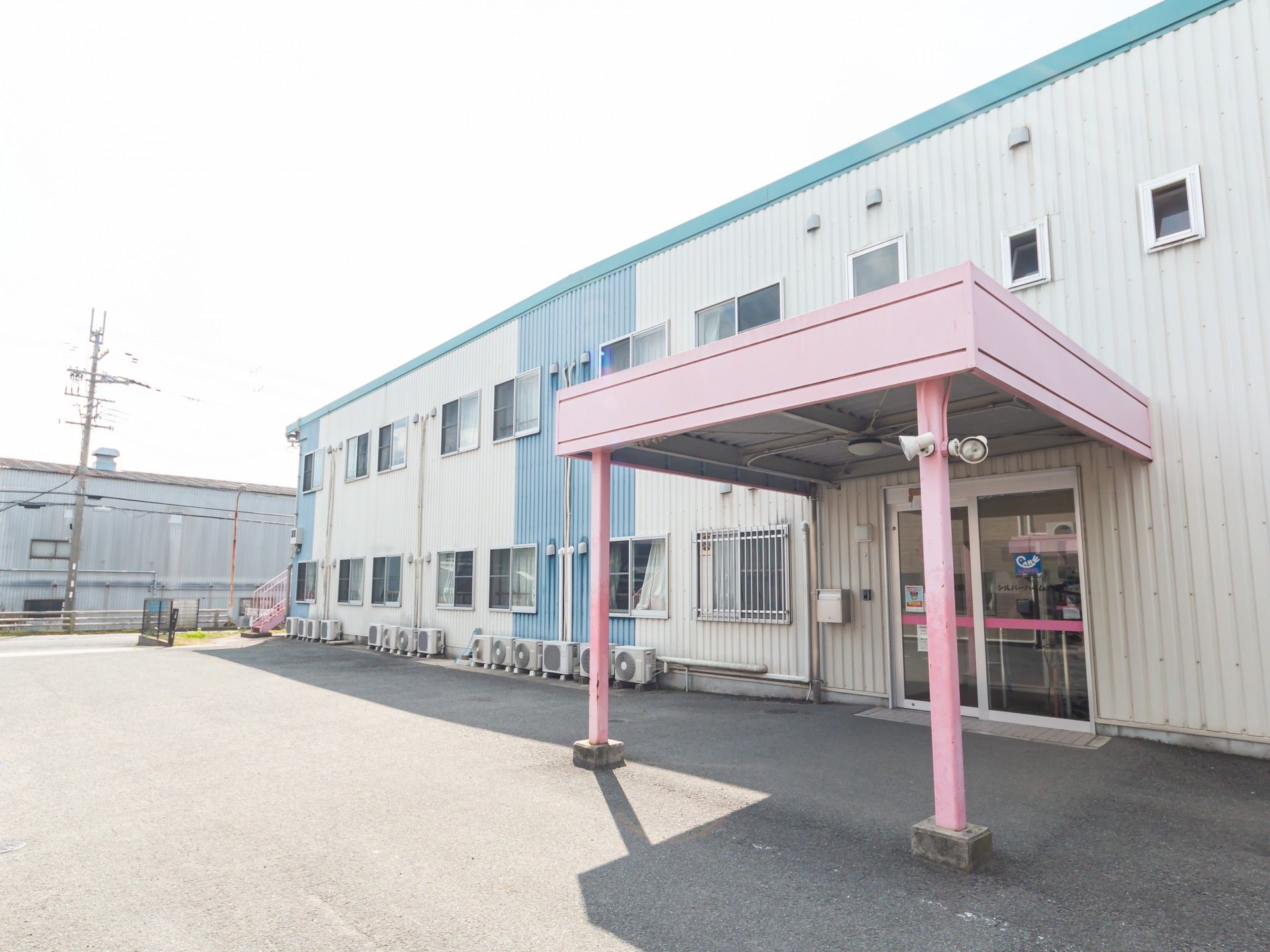 明るい入口の施設外観
