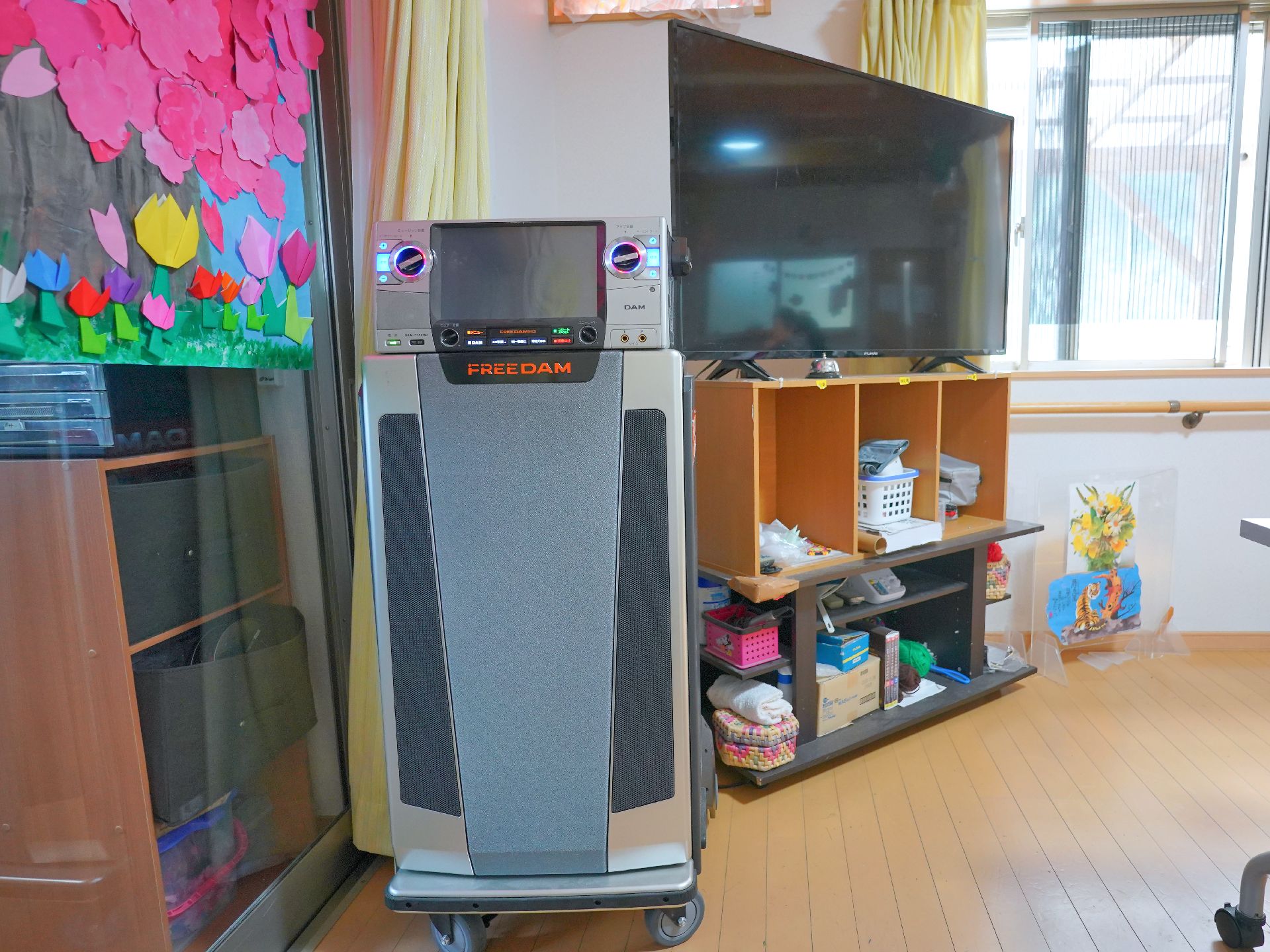 カラオケ機器とテレビが設置された共用スペース