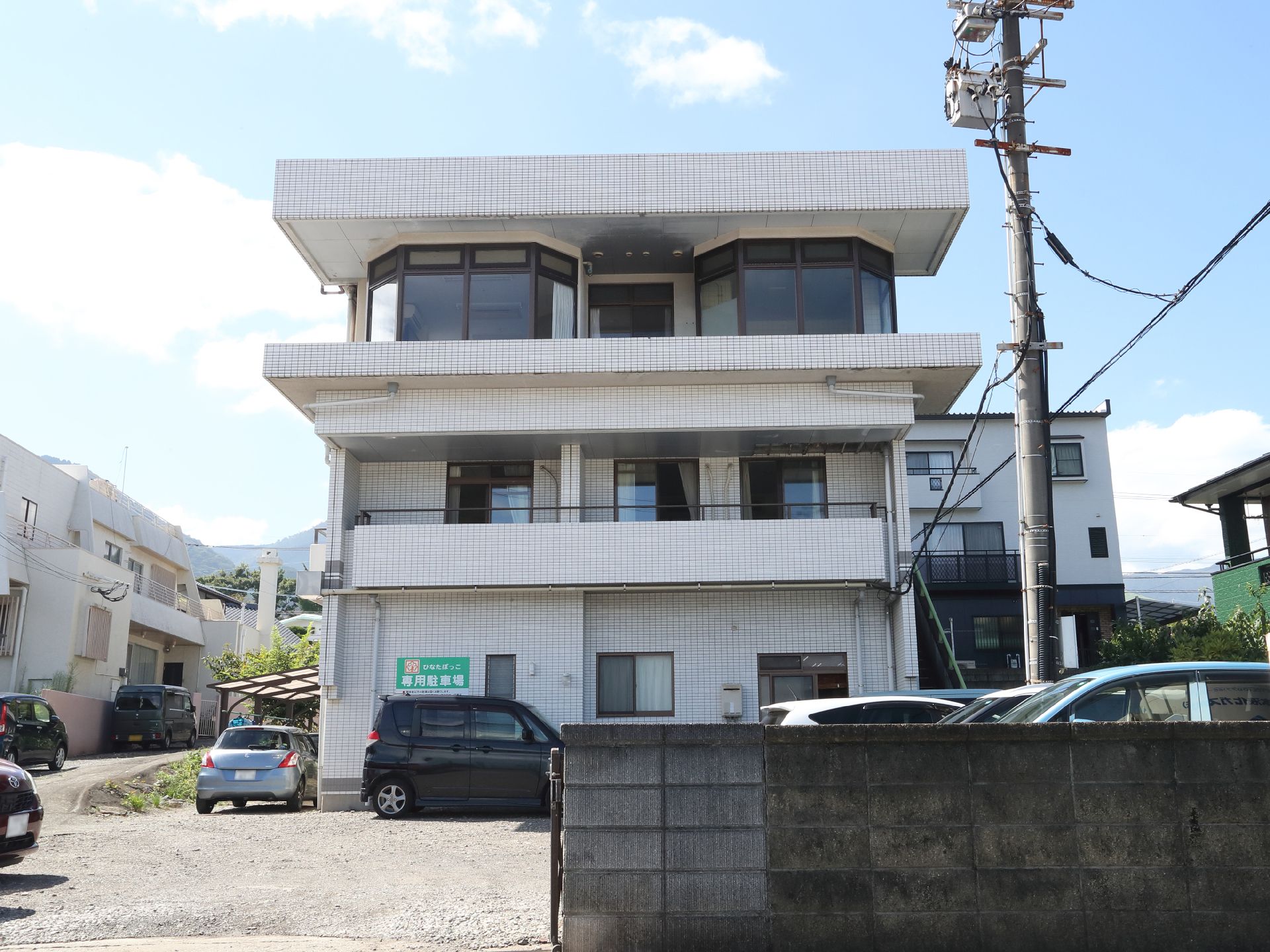 白を基調とした外観の住宅型有料老人ホーム