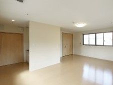 キッチン付きの広い居室には家具やカーテンなどは付いておらず、照明だけ取り付けられている。
