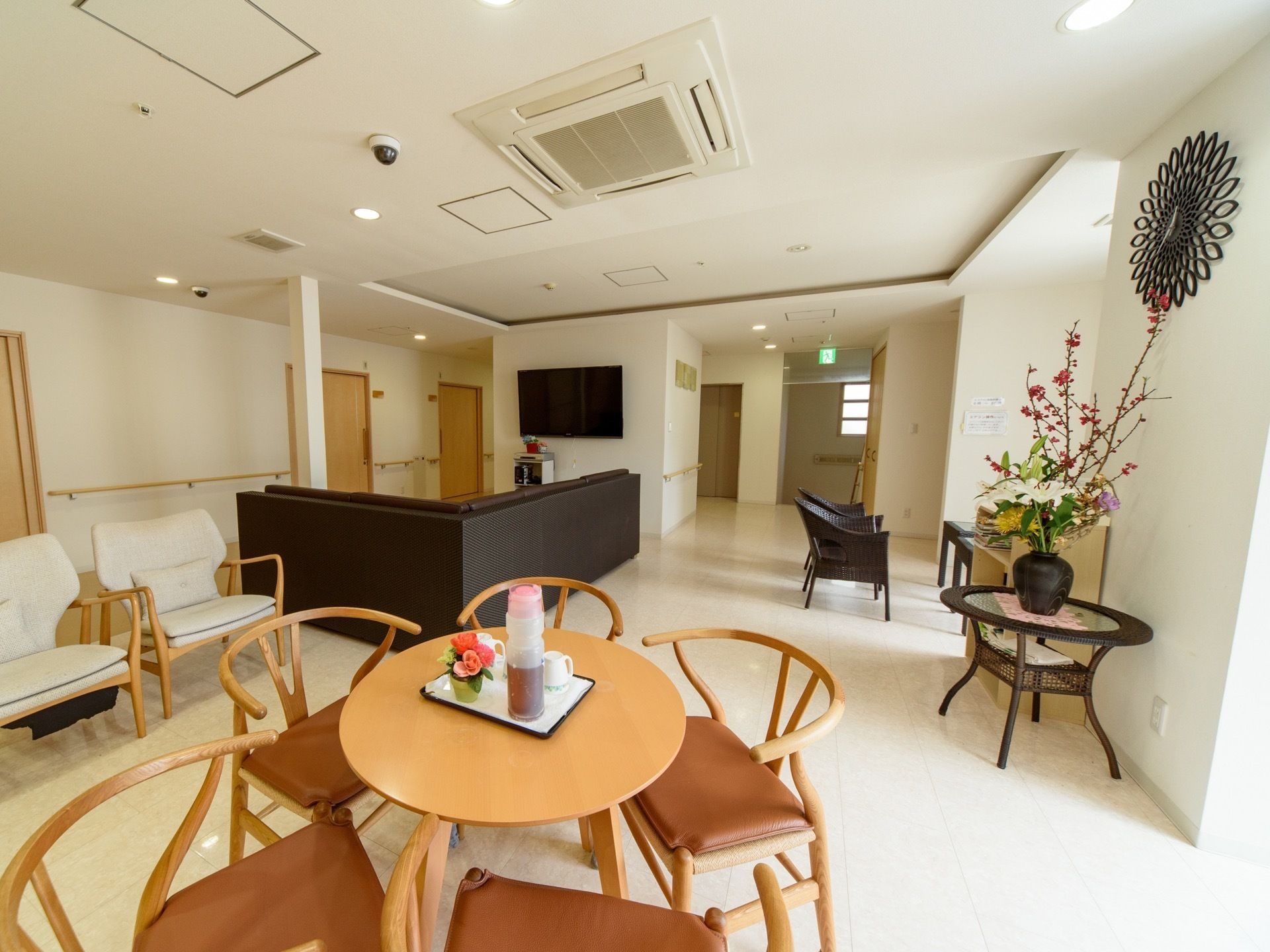 居室前に設けられている開放的な共有スペース。空調設備が整っており、壁にはデザイン性のある時計が掛けられている。