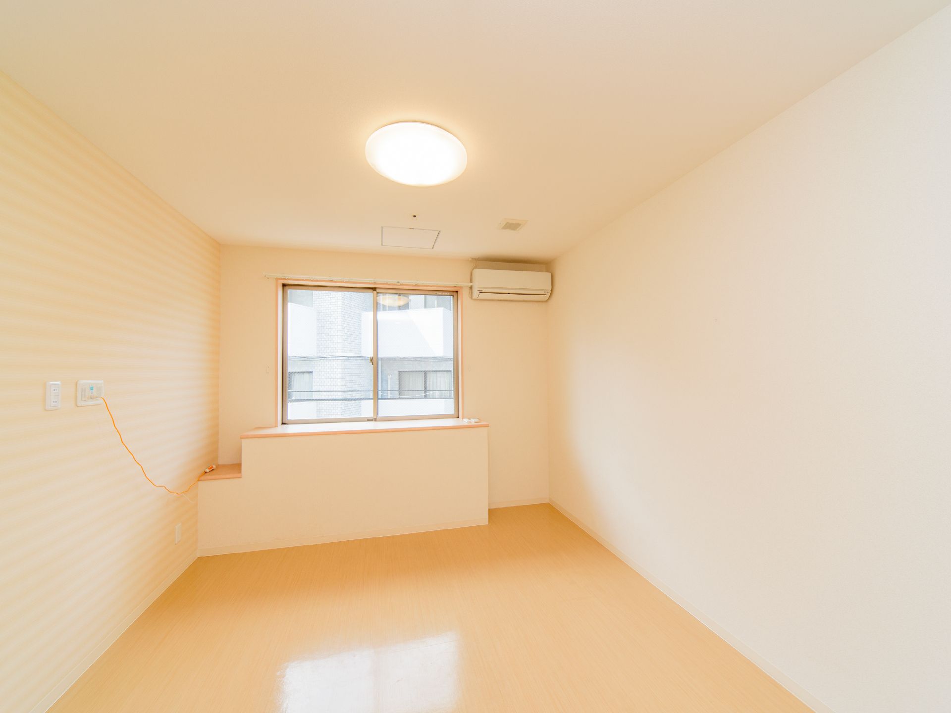 シンプルな居室には車いす対応の洗面所があり、小さな窓が付いている。