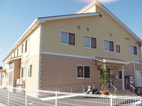 エクセレント城南の外観。玄関前まで車の乗り入れが可能な仕様になっている。