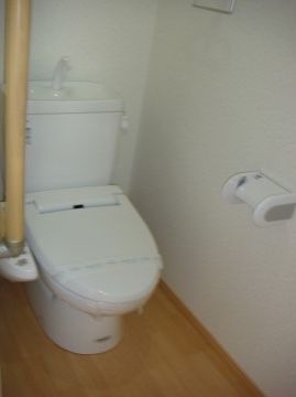 エクセレント城南のトイレ。入り口はフラットタイプの引き戸型ドアになっている。