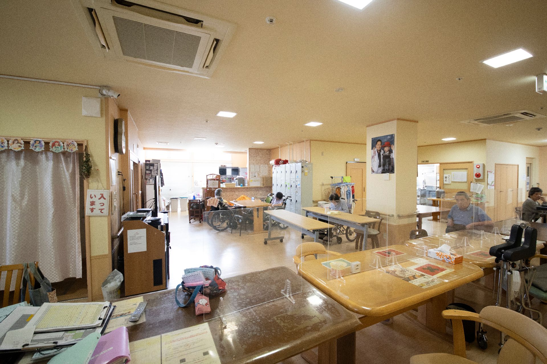 窓が設置されて日差しが降り注ぎ、開放感のある共有スペース