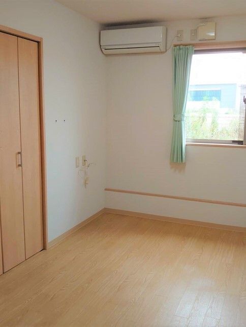 小さな窓がついた施設内の部屋の様子。利用者が住むためのワンルームの部屋