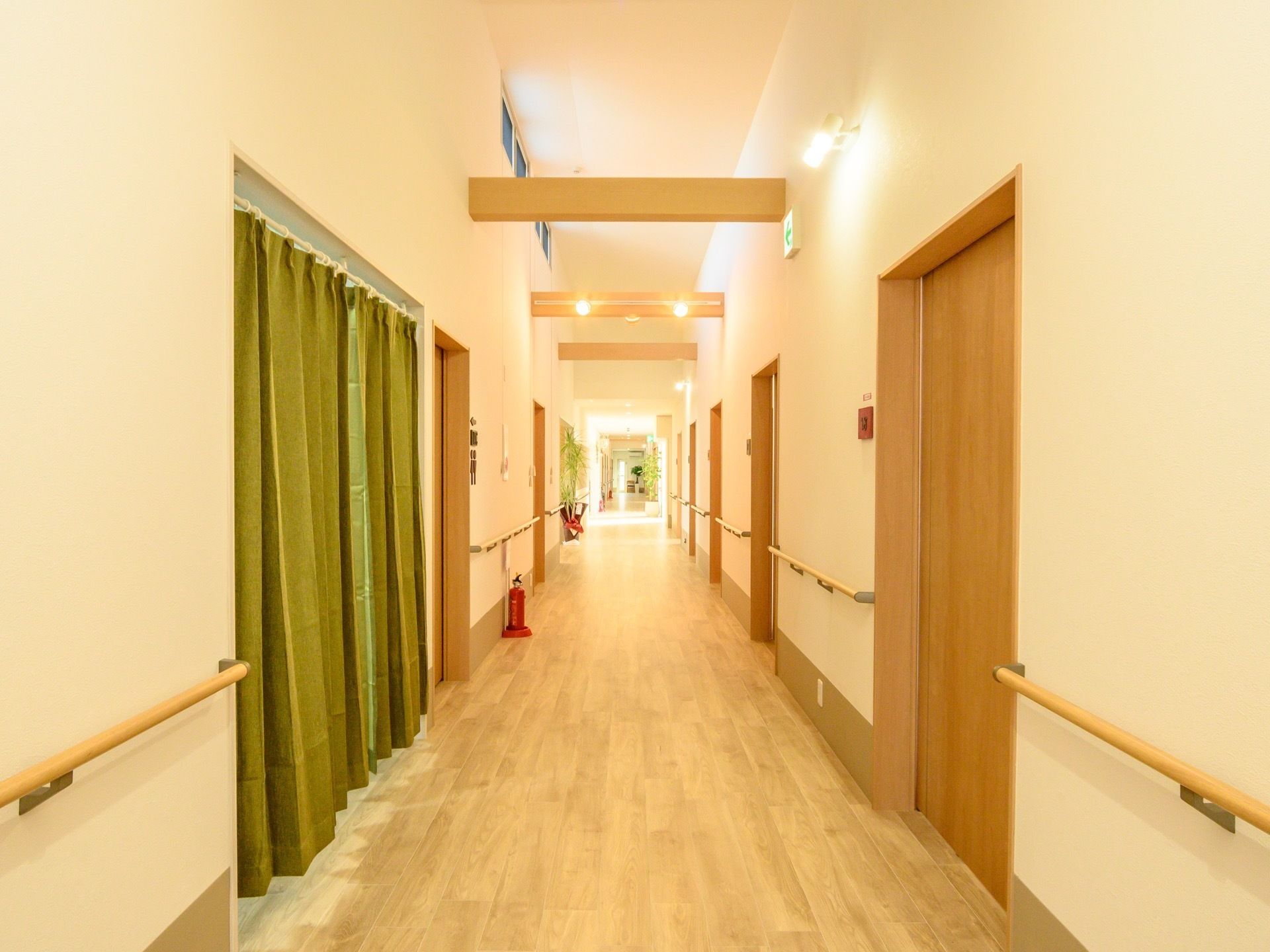 奥行きのある廊下は、天井近くや、壁などに照明器具が取り付けられている。さまざまな方向からライトで照らされている。