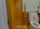 清潔で木目調のトイレ設備