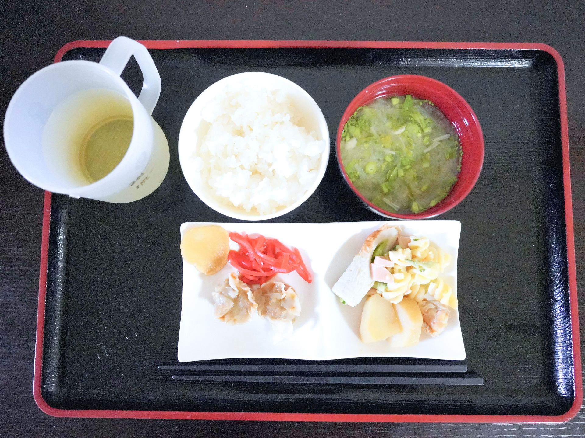 ご飯と味噌汁が付いた和食のセット