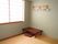 畳の部屋にいすが置いてある様子。長押にハンガーがかかっている
