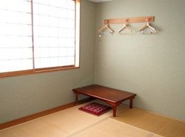 畳の部屋にいすが置いてある様子。長押にハンガーがかかっている