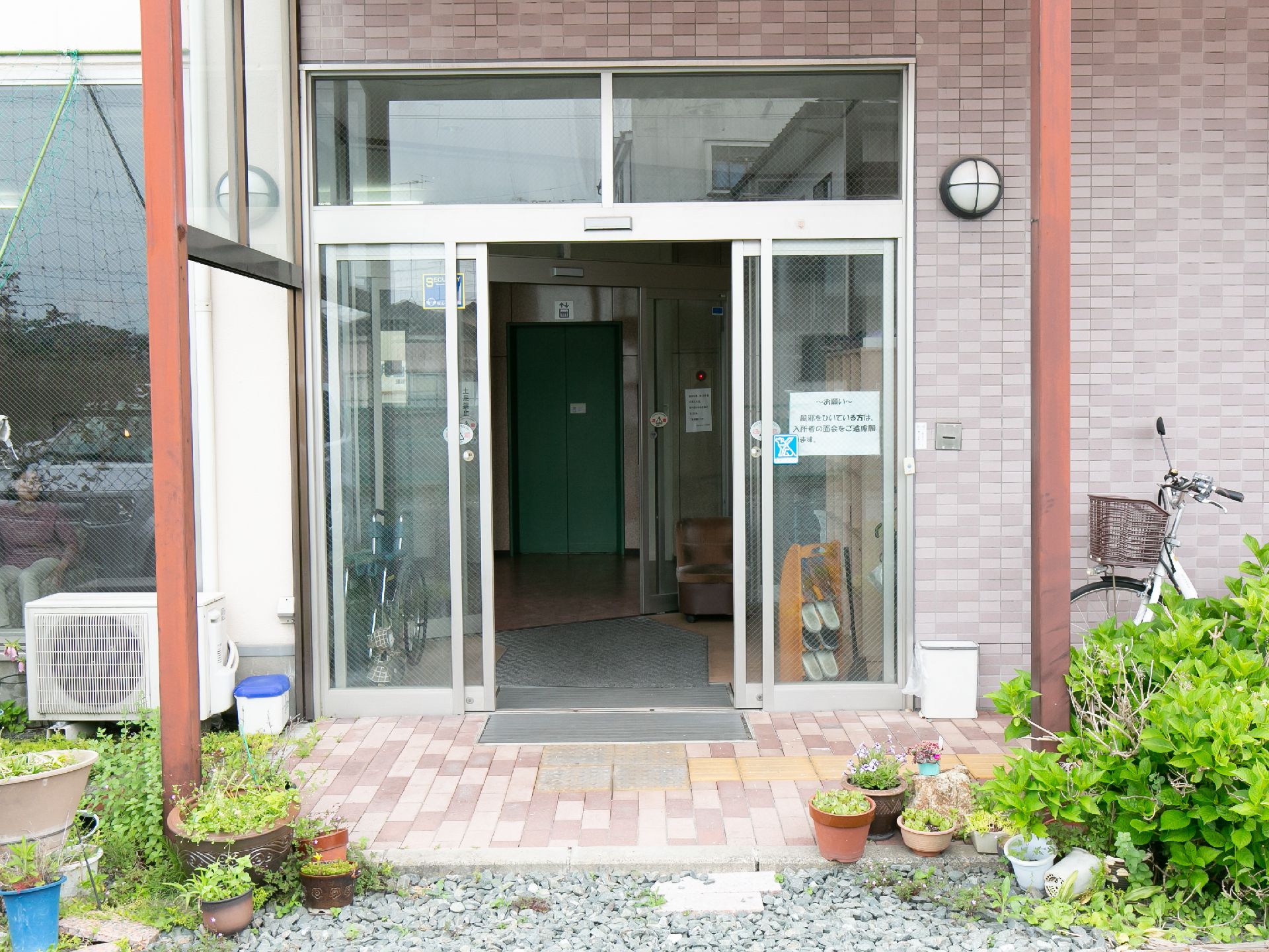 自動ドアを進むとフラット構造になっている施設の玄関