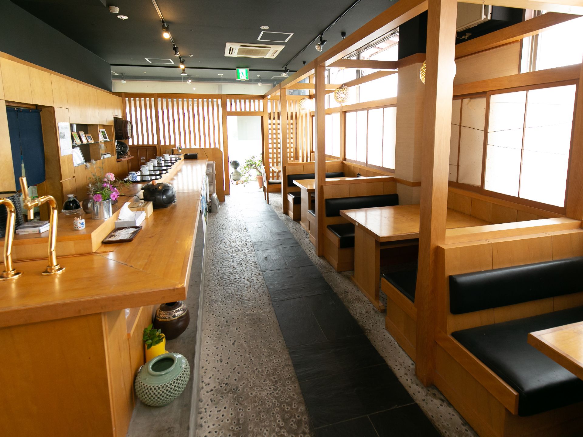 カウンターの奥にキッチンがある、和風の料亭風の食堂